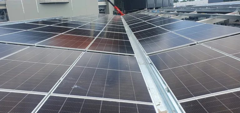 Sistem fotovoltaic comercial montat de SolarSud