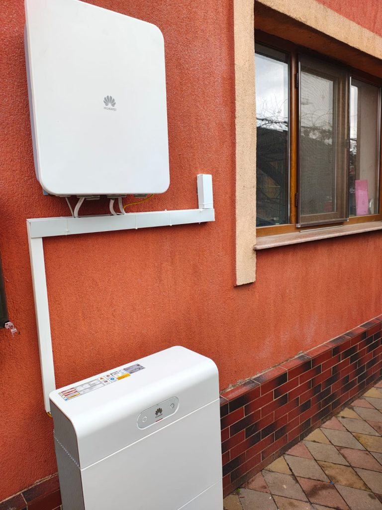 Sistem fotovoltaic off-grid montat de SolarSud