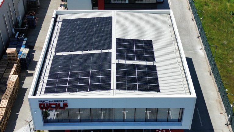 Sistem fotovoltaic comercial montat de SolarSud