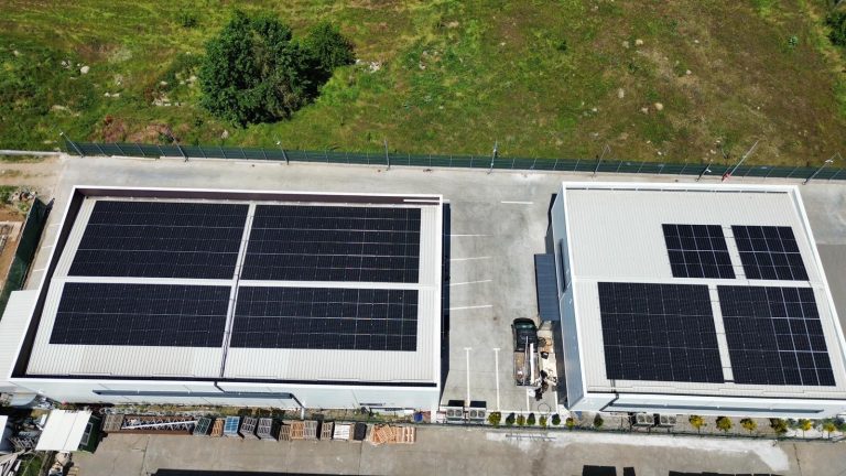 Sistem fotovoltaic comercial montat de SolarSud