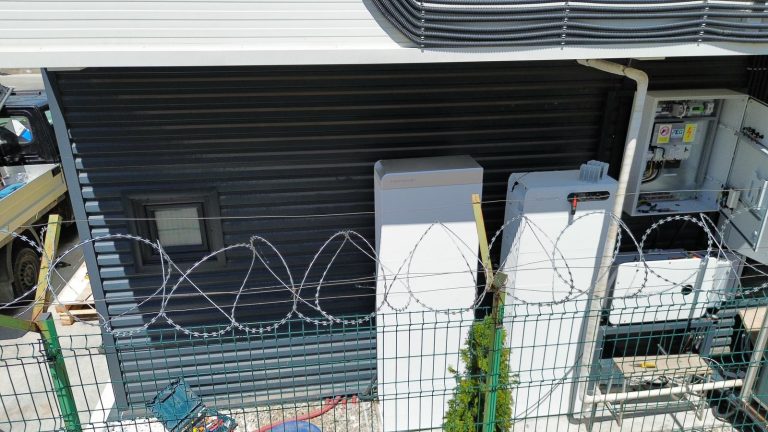 Sistem fotovoltaic comercial montat de SolarSud